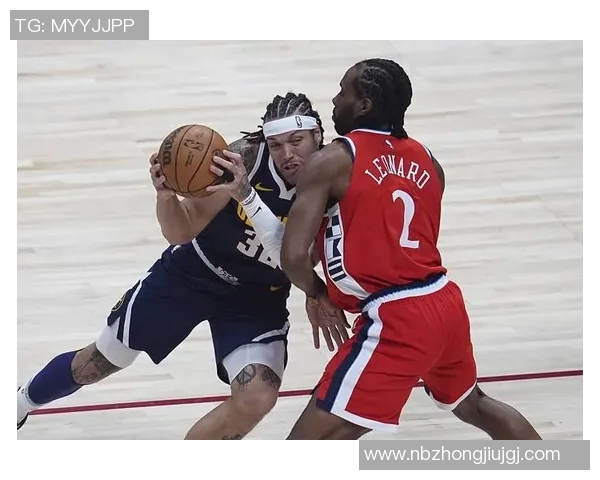 快船与对手发生激烈冲突，裁判出手制止，镇压混乱局势